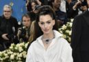 Anne Hathaway annonce sa grossesse en dévoilant son ventre sur Instagram.