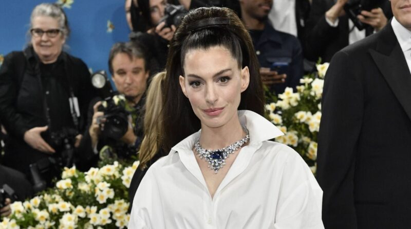 Anne Hathaway annonce sa grossesse en dévoilant son ventre sur Instagram.