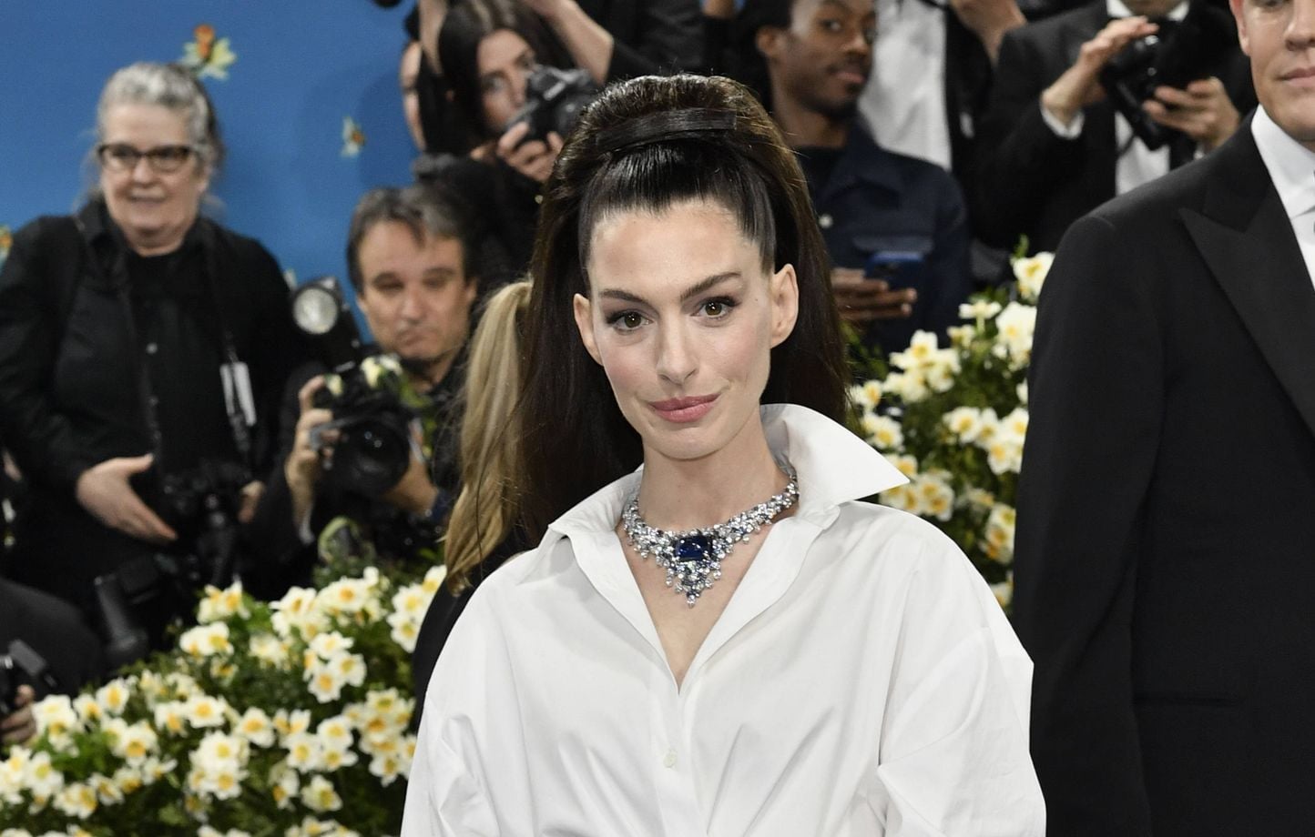 Anne Hathaway annonce sa grossesse en dévoilant son ventre sur Instagram.