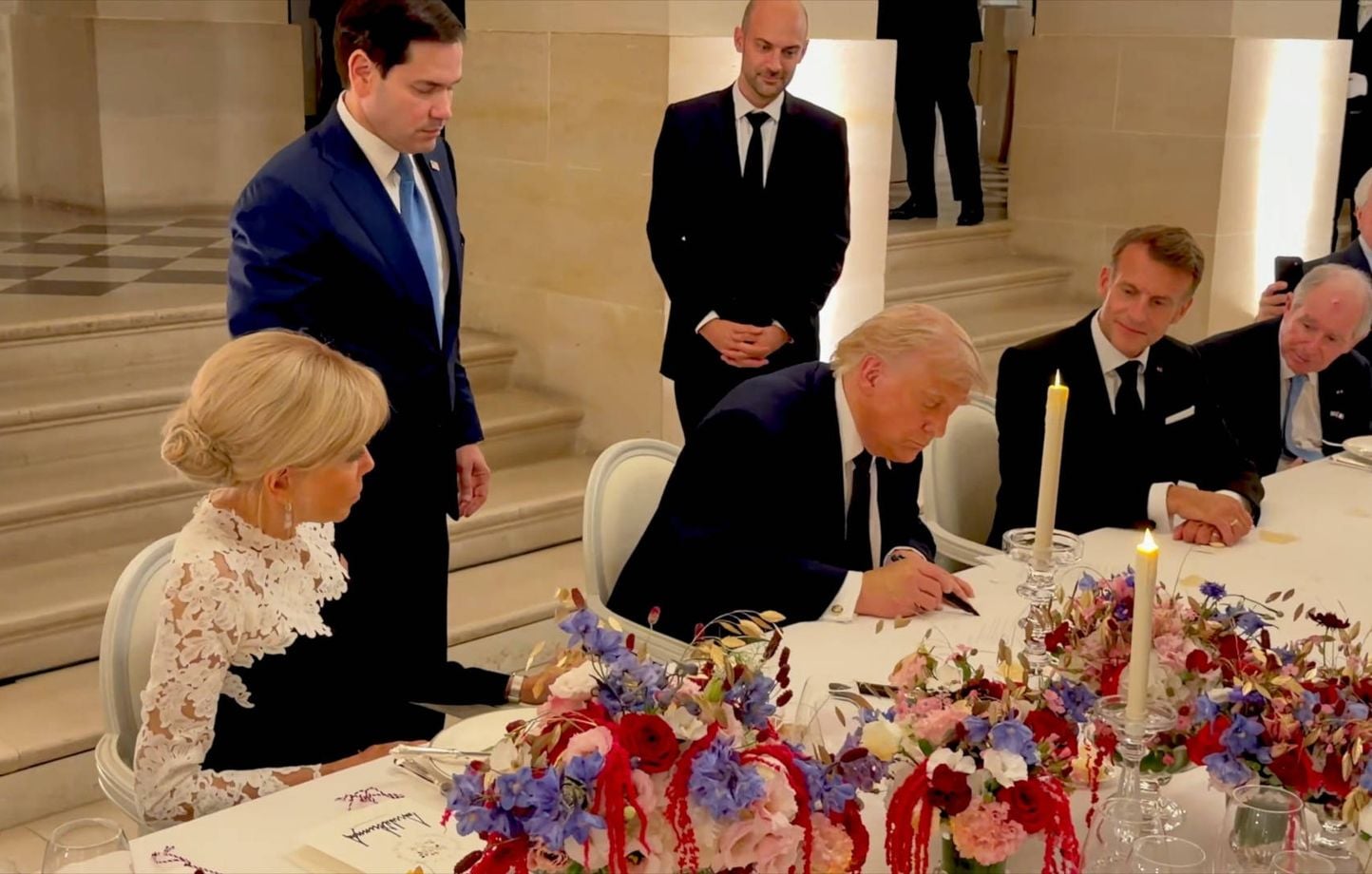 Avant l'Iran et les États-Unis, d'autres accords avaient été signés à Versailles.