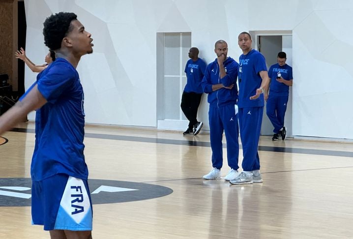 Ici aux côtés de Tony Parker, durant la séance d'entraînement du groupe France U17 du 4 juin, Dounia Issa accompagne « TP » dans cette première aventure en Turquie.