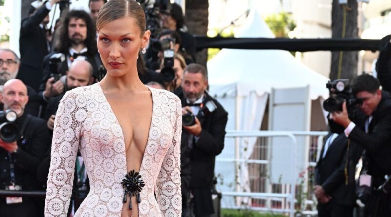 Bella Hadid ne regrette pas d'avoir inquiété ses fans sur la maladie de Lyme.