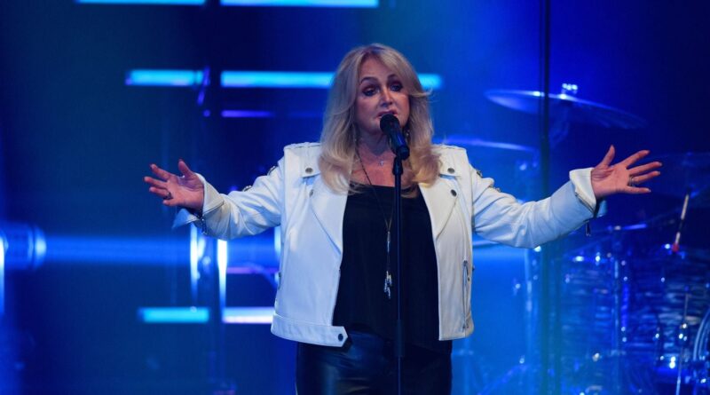 Bonnie Tyler sort du coma, mais reste en soins intensifs.