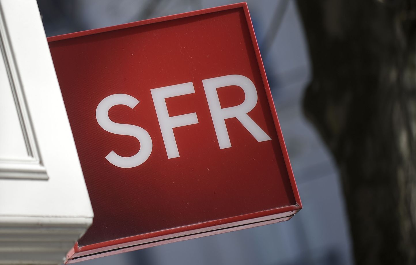 Bouygues Telecom, Free et Orange ne paient pas moins de 20 milliards d'euros pour SFR.