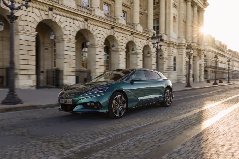 BYD déploie 3 000 stations Flash Charging en Europe, France incluse.