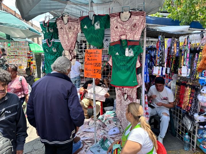 Les maillots d'« El Tri » s'arrachent comme des tacos partout dans Mexico.