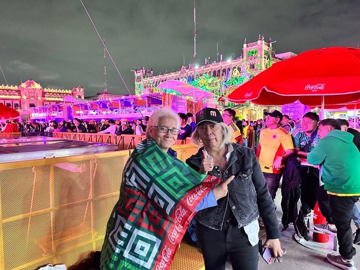 Aurora (à droite) et Laeticia (à gauche) sont venues se chauffer la voix devant Colombie-RDC avant le match du Mexique le lendemain.