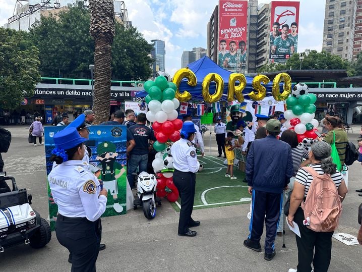 A Mexico, la police aussi tient des stands pour accueillir les fans de foot et offrir des cadeaux aux enfants.