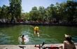 Canicule : « C’est juste dommage que ça n’ouvre pas plus tôt »… Le Canal Saint-Martin, nouvelle piscine des parisiens