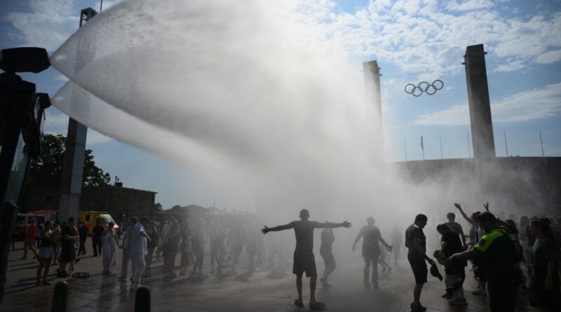 Canicule en Allemagne : La police utilise des canons à eau pour rafraîchir Berlinois