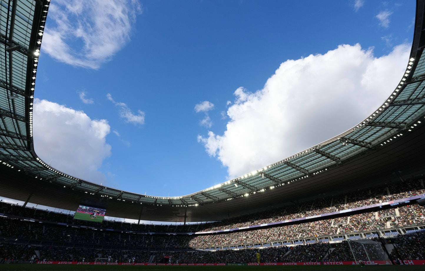 Canicule : Finale du Top 14 avec rampes à eau et gourdes.