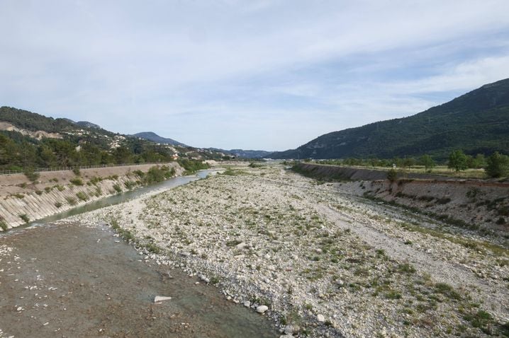 Le bassin méditerranéen sera de plus en plus sec, contribuant à la hausse des températures. Ici L'Esteron, affluent du Var, en 2023.