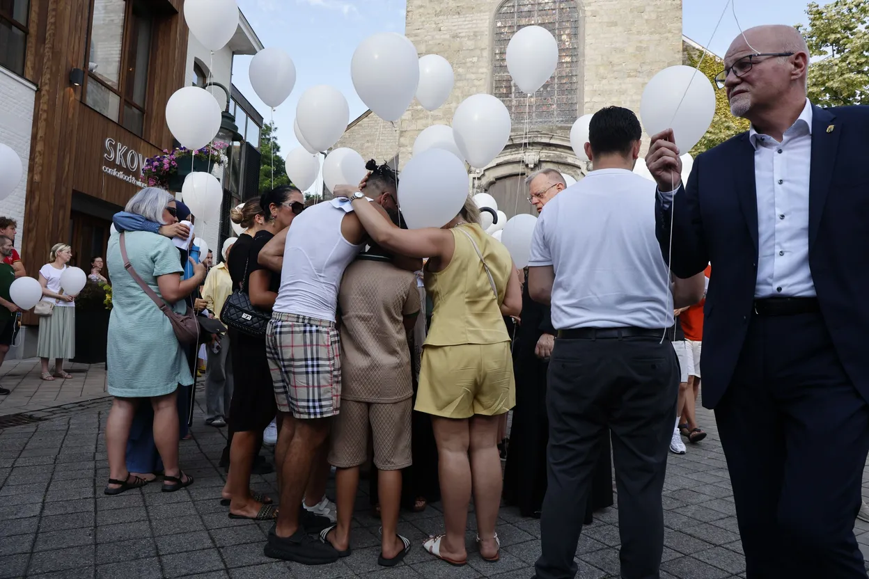 Cérémonie commémorative à Buggenhout pour le bus scolaire percuté par un train en présence du couple royal