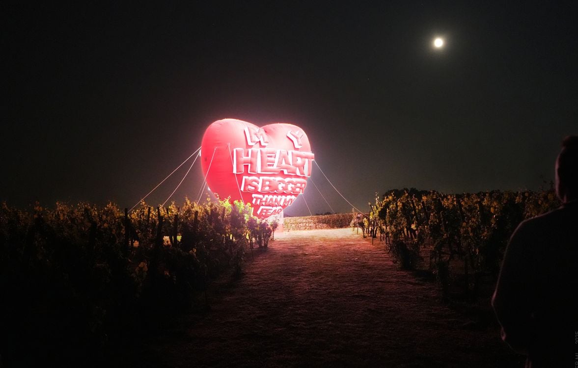 Cœur géant et bal en jaune : Nuit Blanche 2026 à Paris