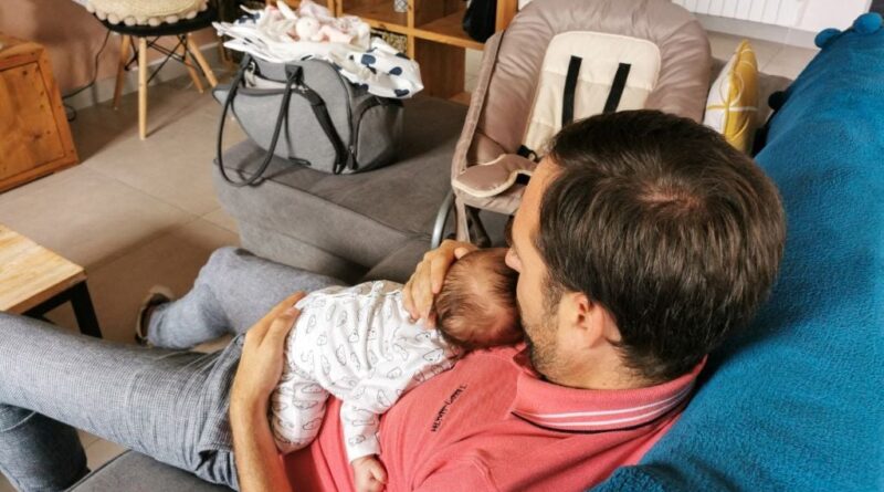 Congé de naissance : « On craint qu’il ne soit encore pour le parent le moins rémunéré »