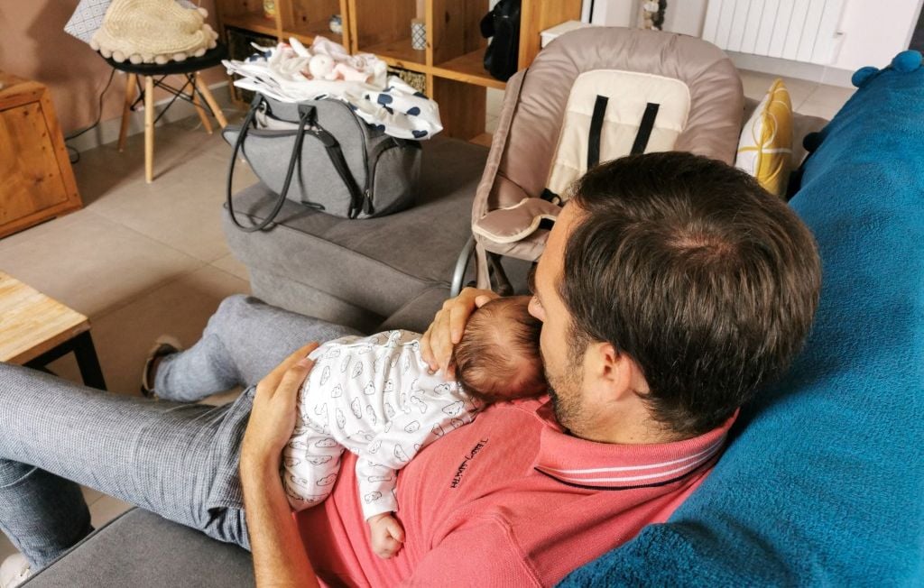 Congé de naissance : « On craint qu’il ne soit encore pour le parent le moins rémunéré »