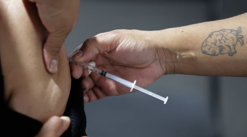 Coronavirus : Le décès d'une figure antivax ravive le complot "Big Pharma" en France