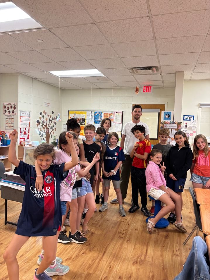 Mila et son maillot du PSG avec les élèves de l'Ecole française de Boston en notre compagnie.