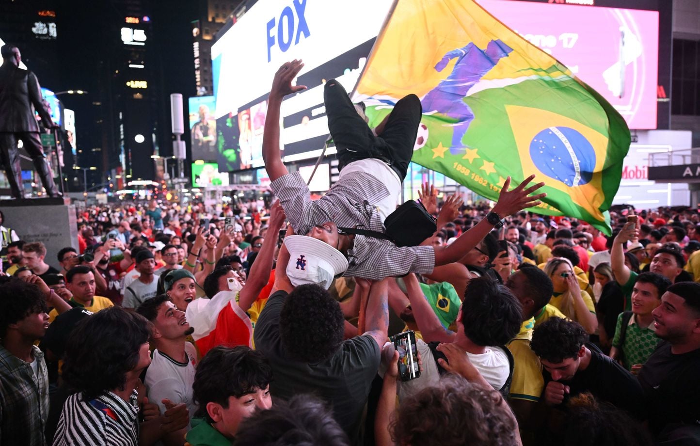 Coupe du monde 2026 : Deux Américains rémunérés pour visionner tous les matchs à Times Square
