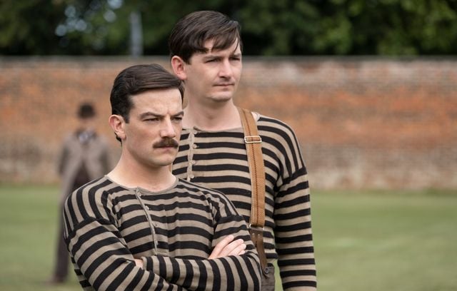 Kevin Guthrie et James Harkness dans « English Game »
