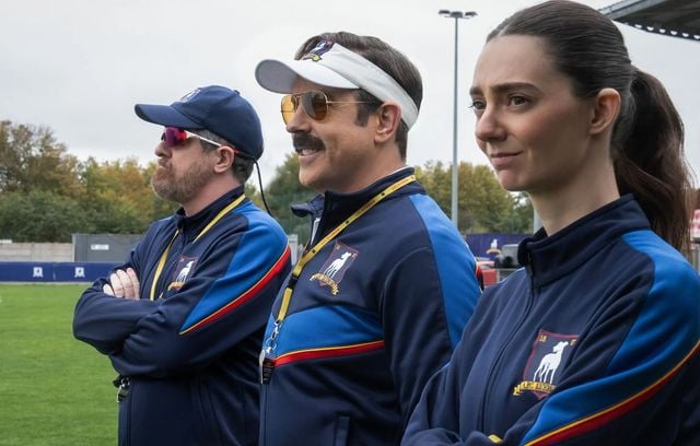 Brendan Hunt, Jason Sudeikis et Tanya Reynolds dans la saison 4 de « Ted Lasso ».