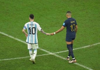 Coupe du monde 2026 : Kylian Mbappé ne voulait pas faire dédicacer son ballon par Messi.