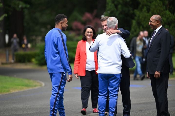 Au second plan, derrière Kylian Mbappé, Didier Deschamps, Emmanuel Macron et Philippe Diallo, la ministre des Sports Marina Ferrari était présente auprès des joueurs de l'équipe de France de football, le 2 juin à Clairefontaine.