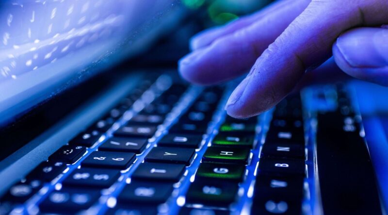 Cyberattaques : Deux hackers, 15 et 22 ans, mis en examen pour vol de millions de données