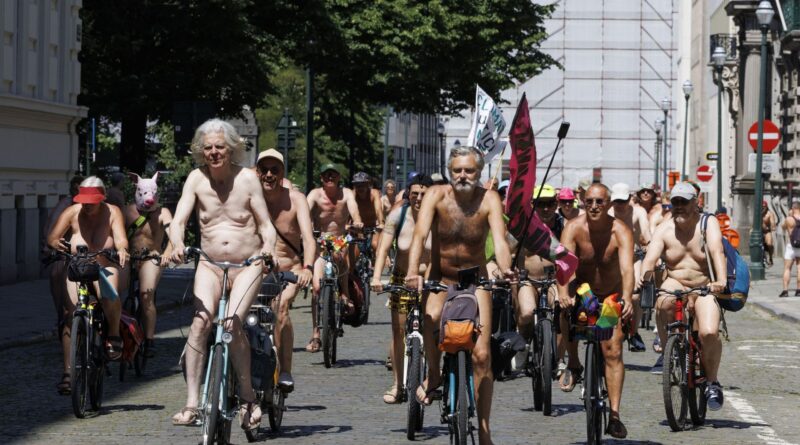 Cyclonudista : 150 cyclistes nus à Bruxelles pour la sécurité routière