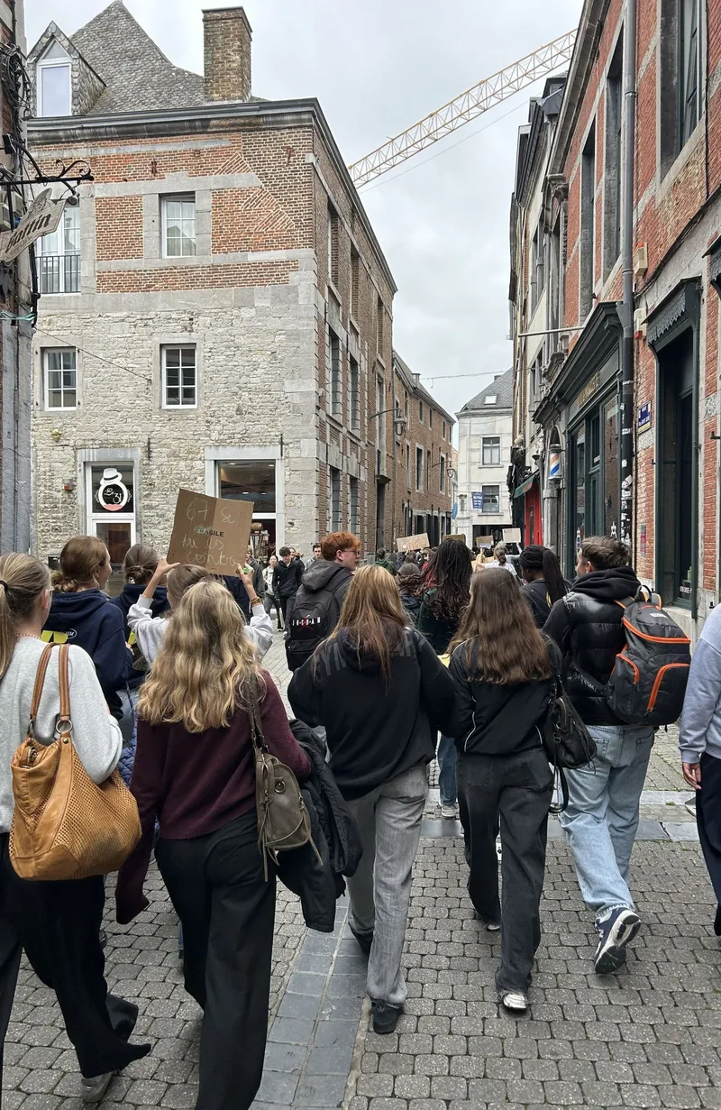 Des casseurs ne perturbent pas la manifestation pacifique à Namur.