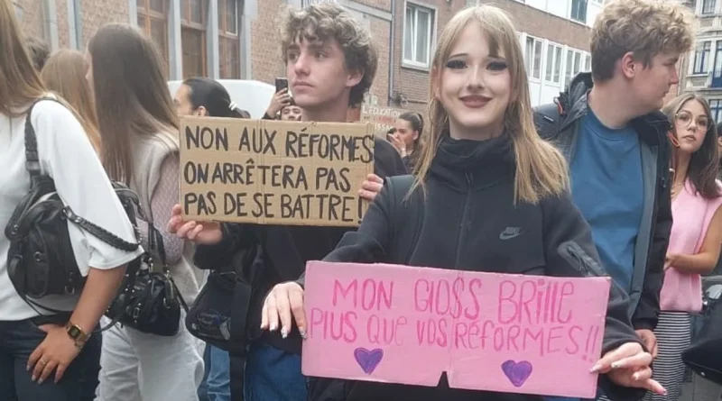 Des centaines d'étudiants à Namur soutiennent leurs professeurs en manifestant.