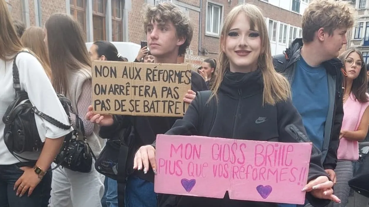 Des centaines d'étudiants à Namur soutiennent leurs professeurs en manifestant.