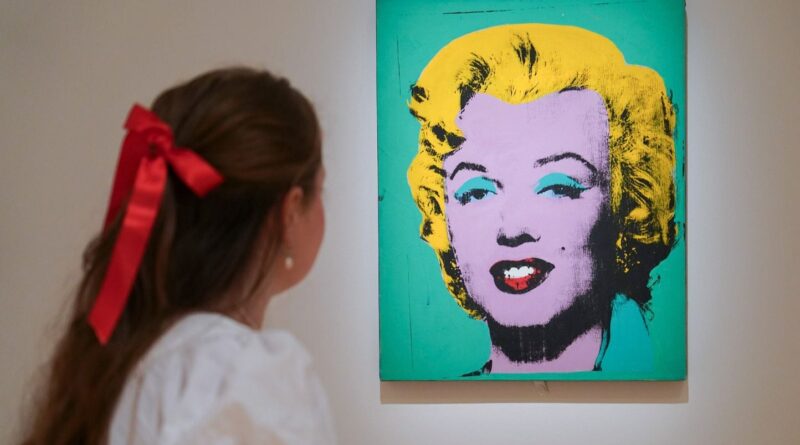 Des centaines d'œuvres d'Andy Warhol exposées dans un supermarché du Finistère