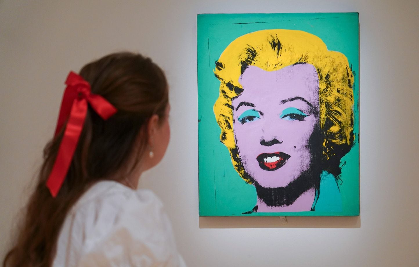 Des centaines d'œuvres d'Andy Warhol exposées dans un supermarché du Finistère