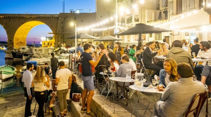 Des habitants d'un petit port de Marseille s'opposent au surtourisme.