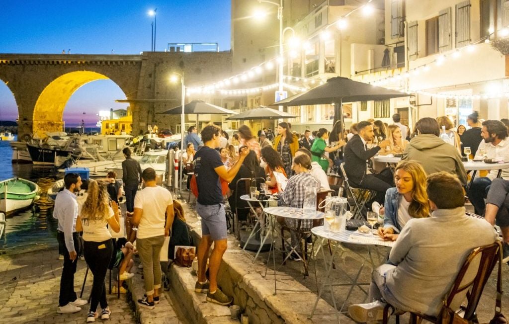 Des habitants d'un petit port de Marseille s'opposent au surtourisme.