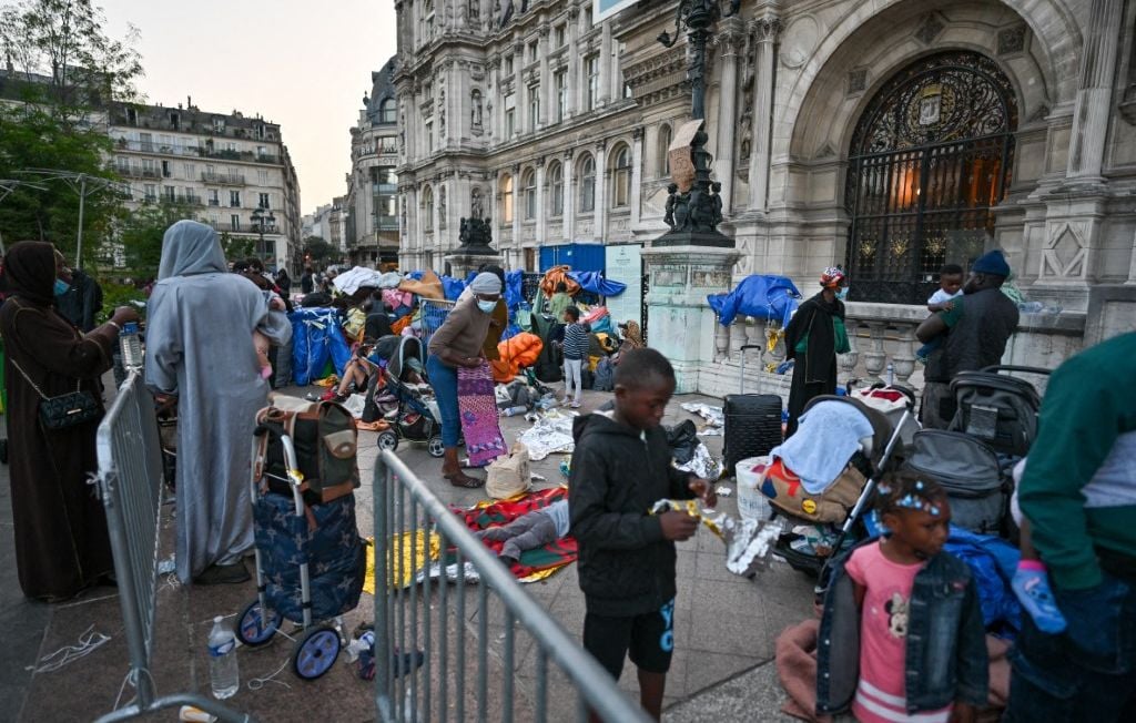 Des migrants envoyés en régions pour désengorger l'Ile-de-France ? Un rapport évoque un « levier efficace »