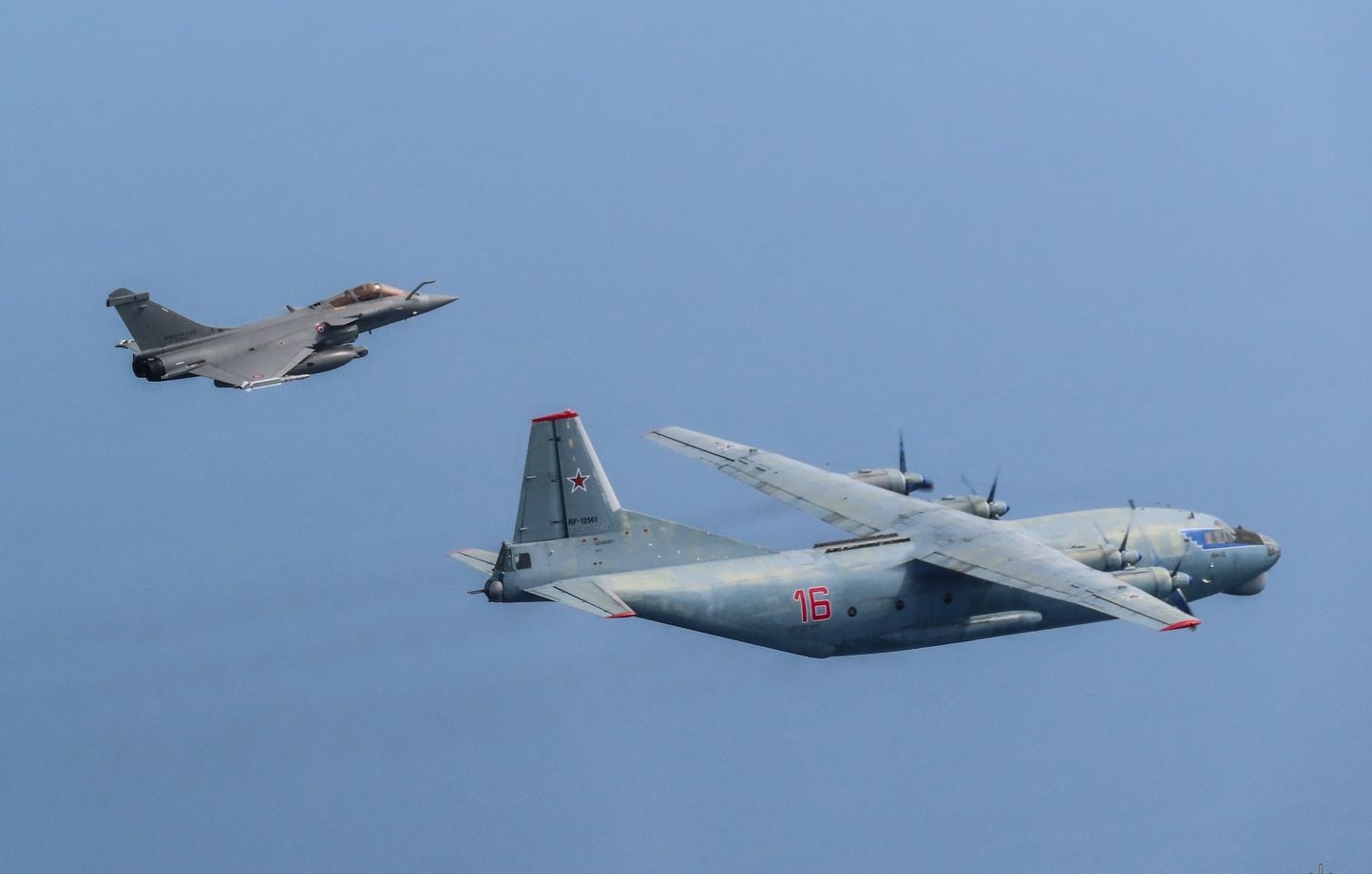 Deux Rafale français ne laissent pas passer des avions militaires russes en Baltique