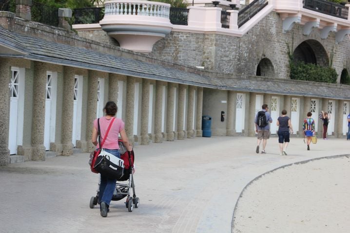 Sur la plage de l'Ecluse à Dinard, les cabines de plage portent toutes le nom d'un ancien président ou présidente du jury du festival du film britannique. Illustration.