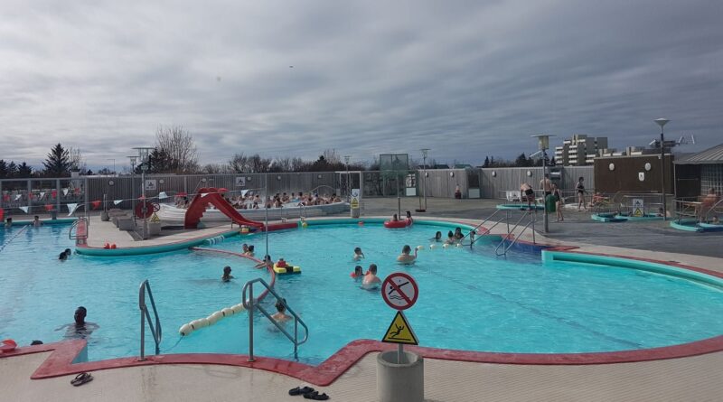 « Discuter, retrouver des amis : piscines incontournables en Islande »