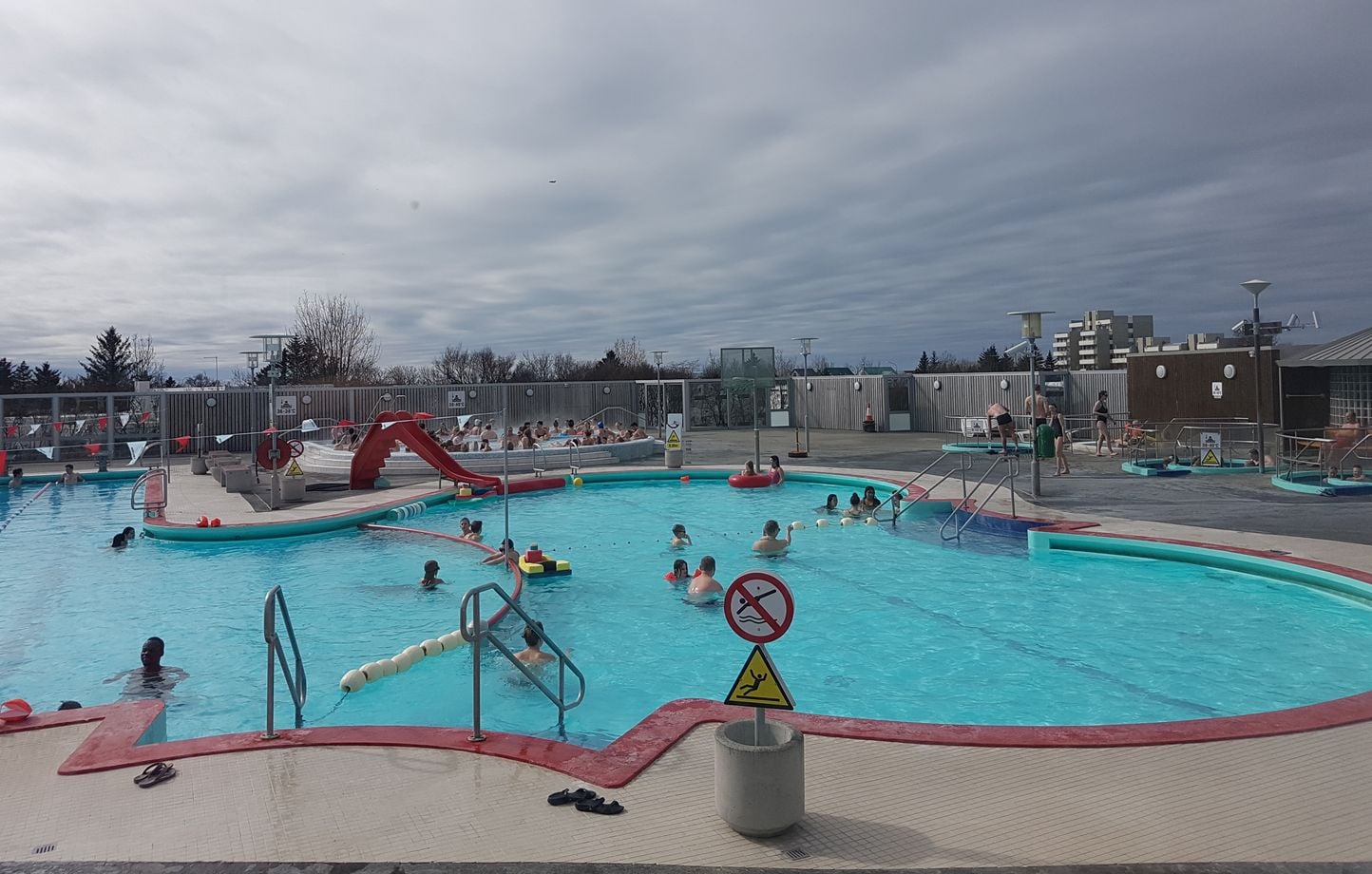 « Discuter, retrouver des amis : piscines incontournables en Islande »