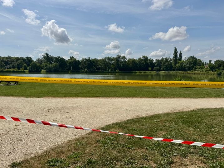 Le lac a été balisé par la gendarmerie le temps des recherches.
