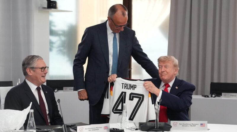Donald Trump gâté au sommet du G7 avec maillot et vélo