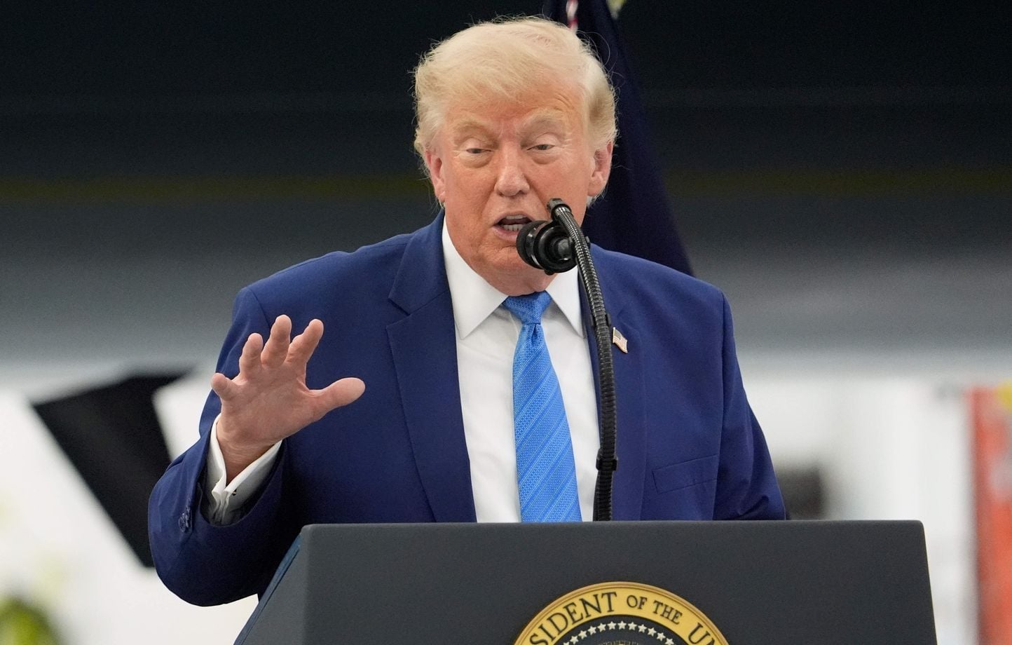 Donald Trump menace d'un péage dans le détroit d'Ormuz si les négociations échouent.