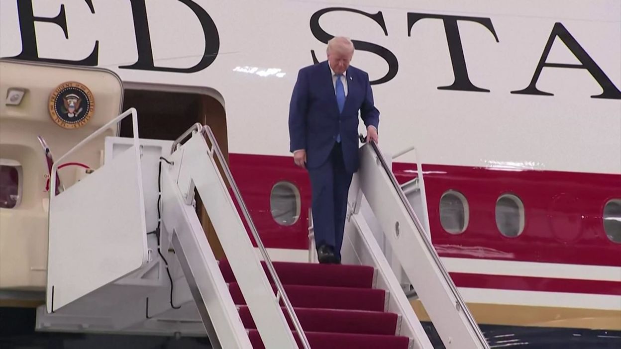 Donald Trump reçoit son nouvel Air Force One du Qatar, des interrogations surgissent.