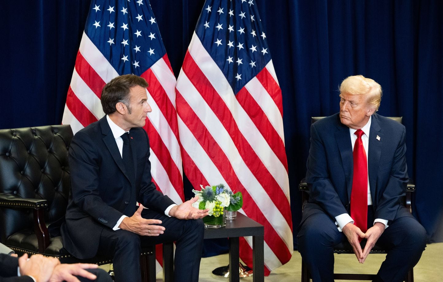 Droits de douane : Macron veut une discussion ferme avec Trump sur les vins.