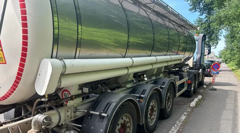 Eau non potable à Nivelles : magasins assaillis en attendant camions-citernes.