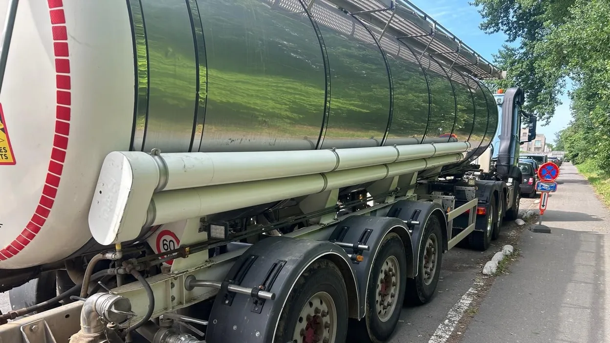 Eau non potable à Nivelles : magasins assaillis en attendant camions-citernes.