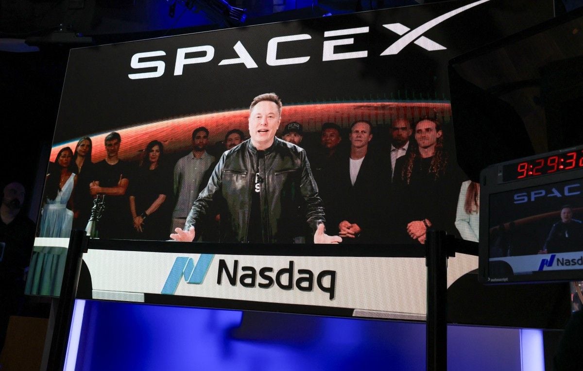 Elon Musk atteint une fortune de 1.000 milliards de dollars, seul.
