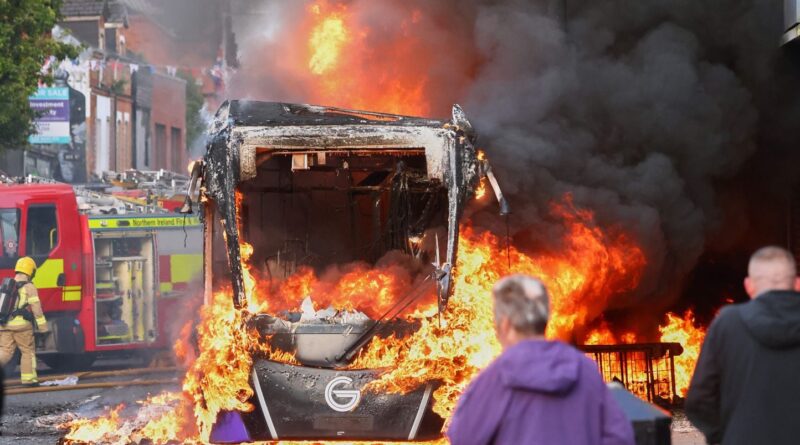 Émeutes à Belfast : violences anti-immigrés et attaques au couteau